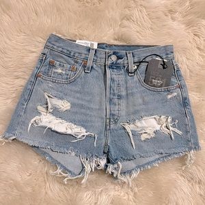 Levi’s Highrise Distressed jean short
